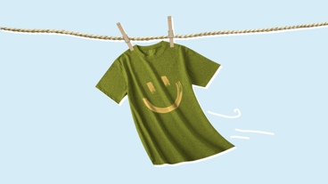 Een shirt met een smiley aan de waslijn, wapperend in de wind