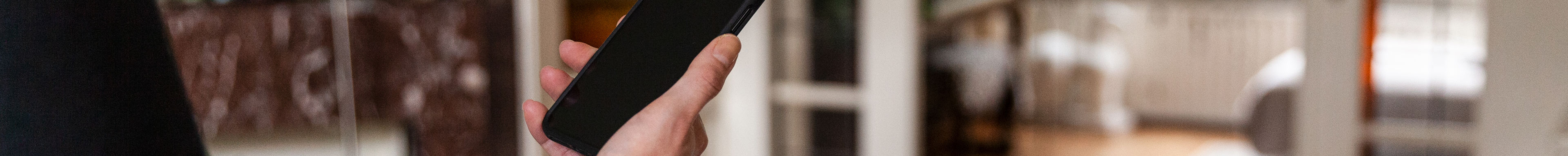 Inzoom op een hand met smartphone