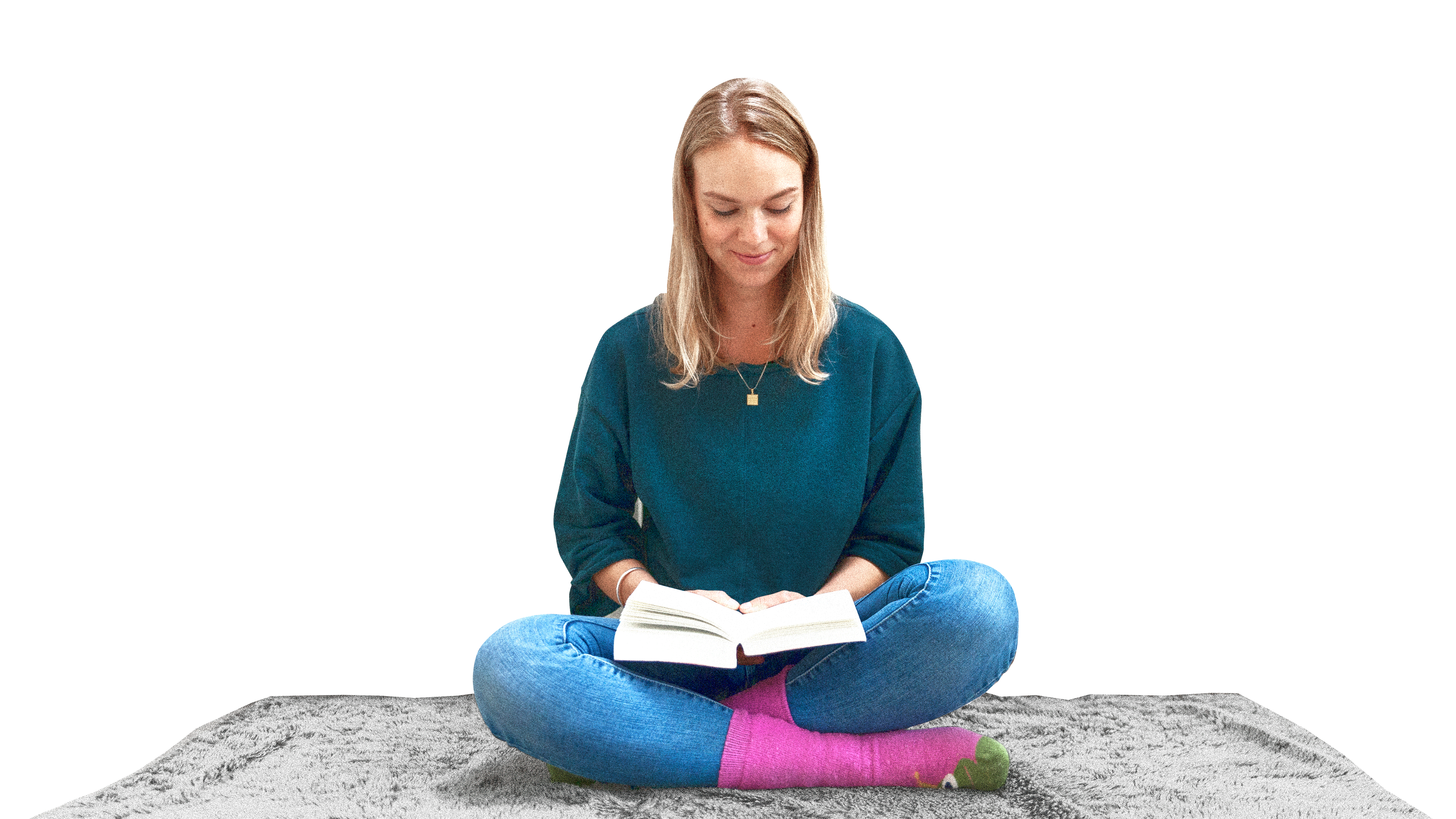 Vrouw leest een boek op een kleed