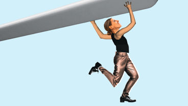 Illustratie van een vrouw die een windmolenwiek draagt