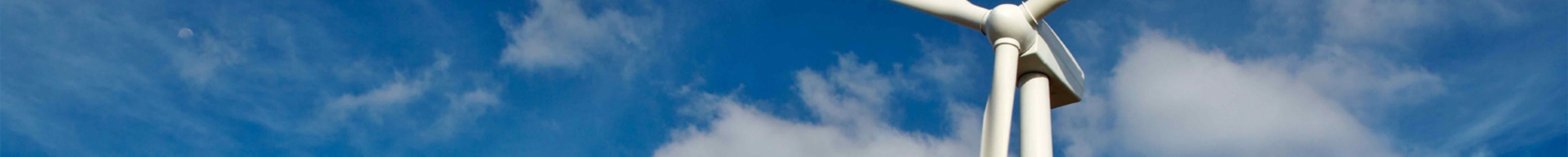 Inzoom op een windmolen tegen blauwe lucht