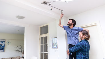 Twee mannen vervangen samen een led-lamp