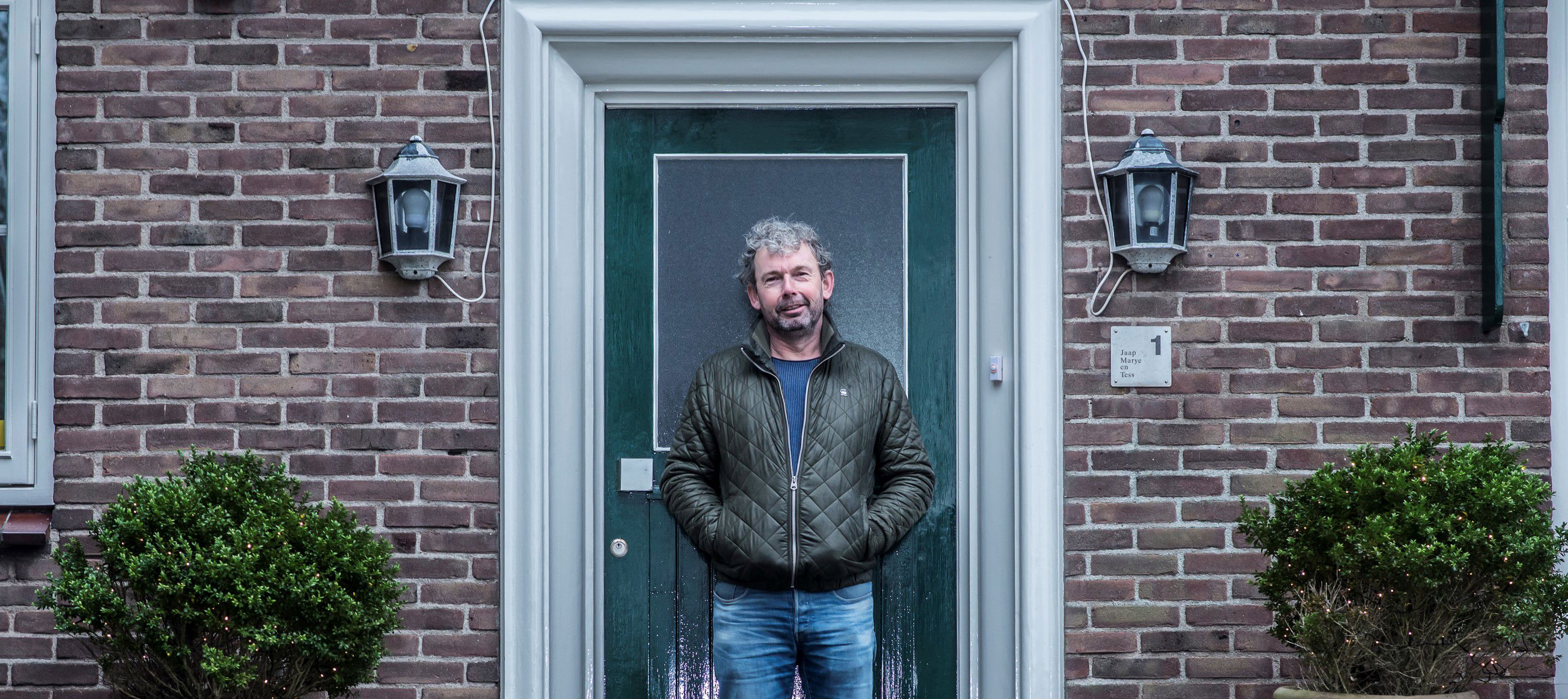 Man staat voor een huis