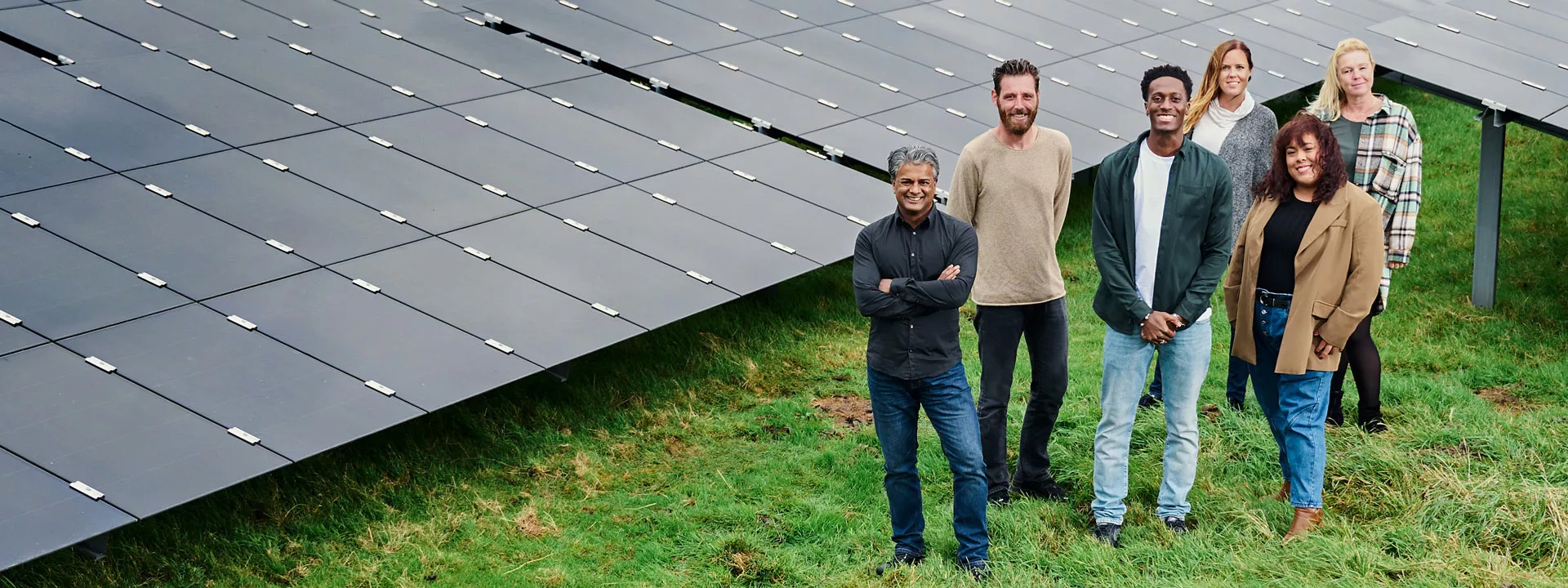 Groep mensen voor zonne-energie park
