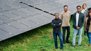 Groep mensen voor zonne-energie park