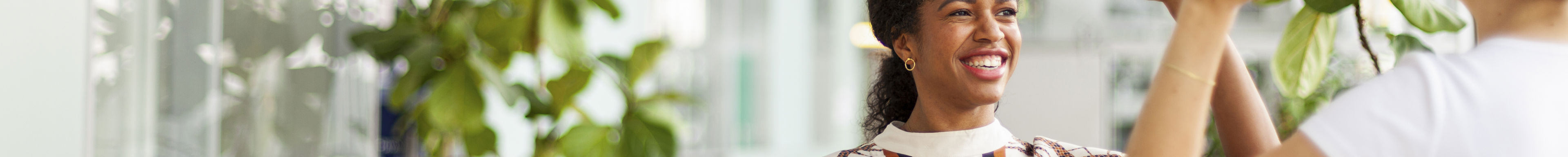 High five Twee mensen geven elkaar een high five in een kantoor. Ze zijn blij met hun groene energie.